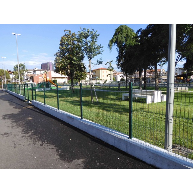 Recinzione Rigida a Pannello e Pali di Sostegno 