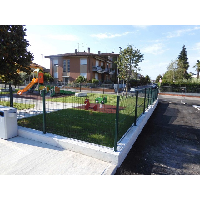 Recinzione Rigida a Pannello e Pali di Sostegno 