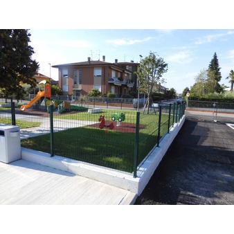 Recinzione Rigida a Pannello e Pali di Sostegno 